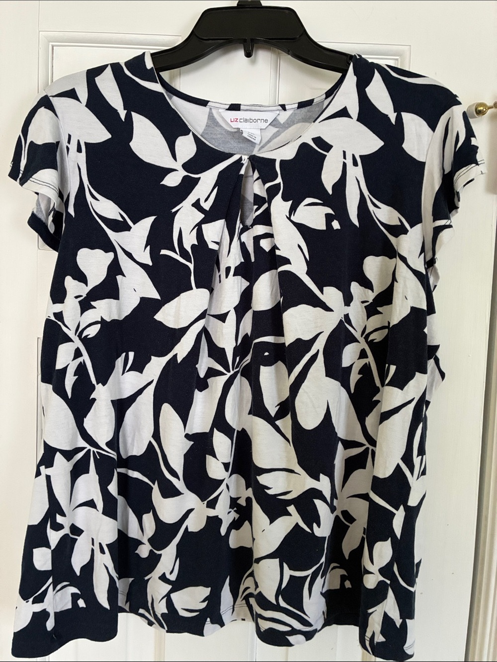 Liz Claiborne Navy and White Floral Pleat Short Sleeve Top